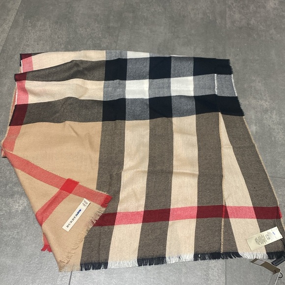 Authentic BNWT Burberry 100% Cashmere Check Scarf - Picture 3 of 5